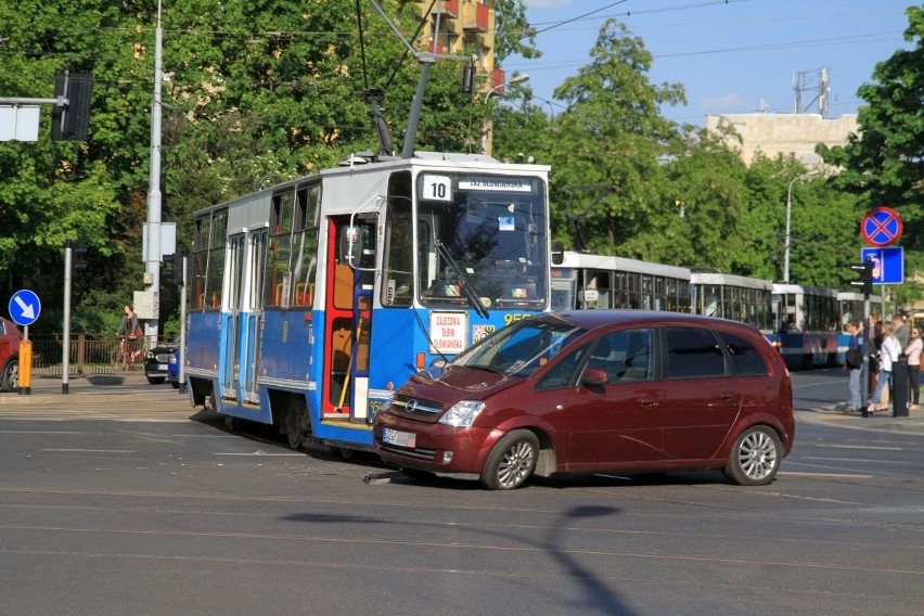 Wypadek na Wyszyńskiego. Tramwaj linii 10 zderzył się z oplem (FILM, ZDJĘCIA)