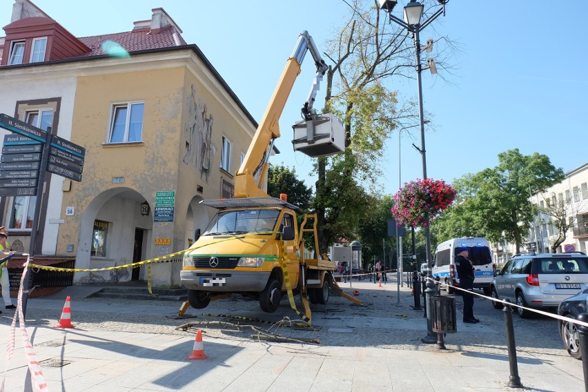 Wypadek na Rynku Kościuszki w Białymstoku. Mężczyźni spadli...