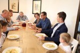 Premier Mateusz Morawiecki na obiedzie w Siemianowicach Śląskich. Co znalazło się na stole?
