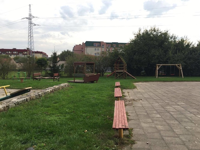 Szczecin, Bandurskiego: Fatalny stan placu zabaw w przedszkolu. Rodzice łapią za szpachle 