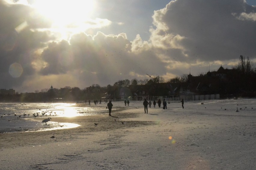 Spacer po sopockiej plaży. Zima na Pomorzu. Wybraliśmy się na spacer nad morze [ZDJĘCIA] 