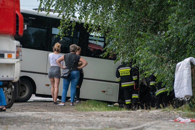 Wypadek w Świniarsku. Zmarła druga osoba, która ucierpiała w wypadku autobusu i ciężarówki