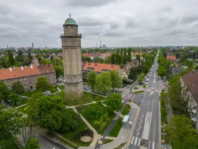 Wieża ciśnień na Karłowicach to symbol osiedla nad którym dominuje.
