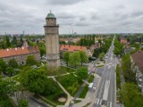 Wieża ciśnień na Karłowicach we Wrocławiu to jeden z symboli osiedla. Dziś stoi pusta choć plany były ambitne. Czy ktoś ją kupi?