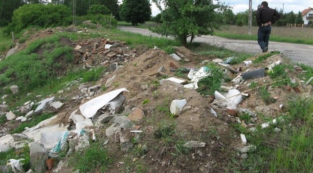 Góra gruzu, a na niej śmieci - tak jest przy drodze w Sukowie Papierni w gminie Daleszyce.