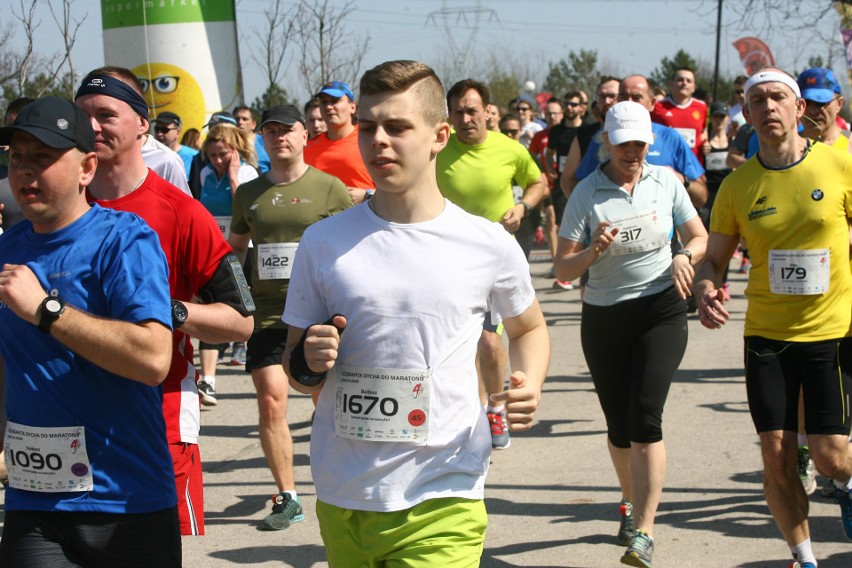 Biegli w niedzielę nad Zalewem Zemborzyckiem. To ostatni bieg z cyklu "Cztery Dychy do Maratonu" [DUŻO ZDJĘĆ]