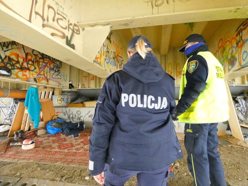 Opolska policja i strażnicy miejscy sprawdzają miejsca, w...