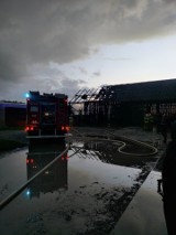 Gmina Pniewy. Pożar stodoły w Daszewie. W drewniany budynek uderzył piorun. W akcji pięć zastępów straży pożarnej