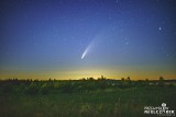 Kometa nad Łagowem. Srebrzysty warkocz rozświetlił niebo. Zobaczcie "nieziemskie" fotografie naszego Czytelnika. 