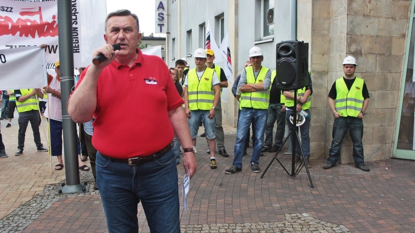 Pikieta pod Urzędem Miasta w Lędzinach