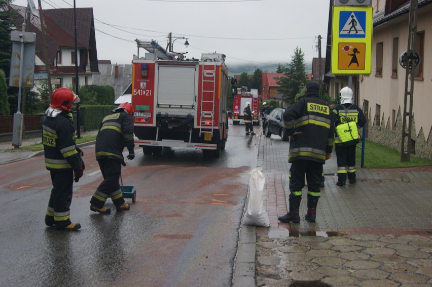 Bukowina Tatrzańska: Ogromna plama oleju w centrum wsi. Rozbiły się na niej dwa auta