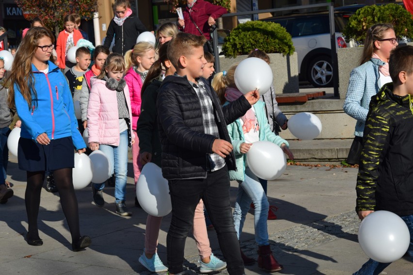 W Gorlicach jest dzisiaj biało-czerwono. Na płycie rynku powstała żywa flaga. Przyszły setki uczniów z biało-czerwonymi balonikami