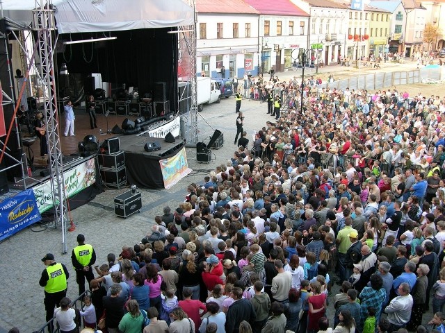 Pierwszy koncert na skierniewickim rynku odbył się w piątek, 29 września, 2006 roku. Jeszcze wówczas trwały prace przy budowie nowego rynku. Wystąpił wówczas między innymi Krzysztof Skiba z zespołem Big Cyc. Ukończona część rynku wypełniła się tego dnia mieszkańcami Skierniewic.