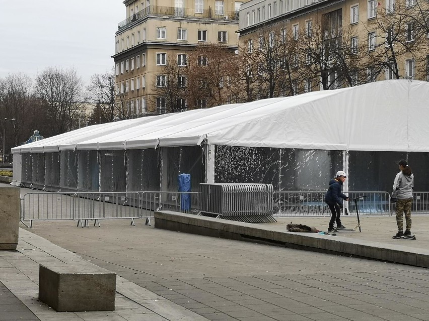 Kraków. Wielki namiot już gotowy na największą sylwestrową imprezę w Nowej Hucie [ZDJĘCIA]