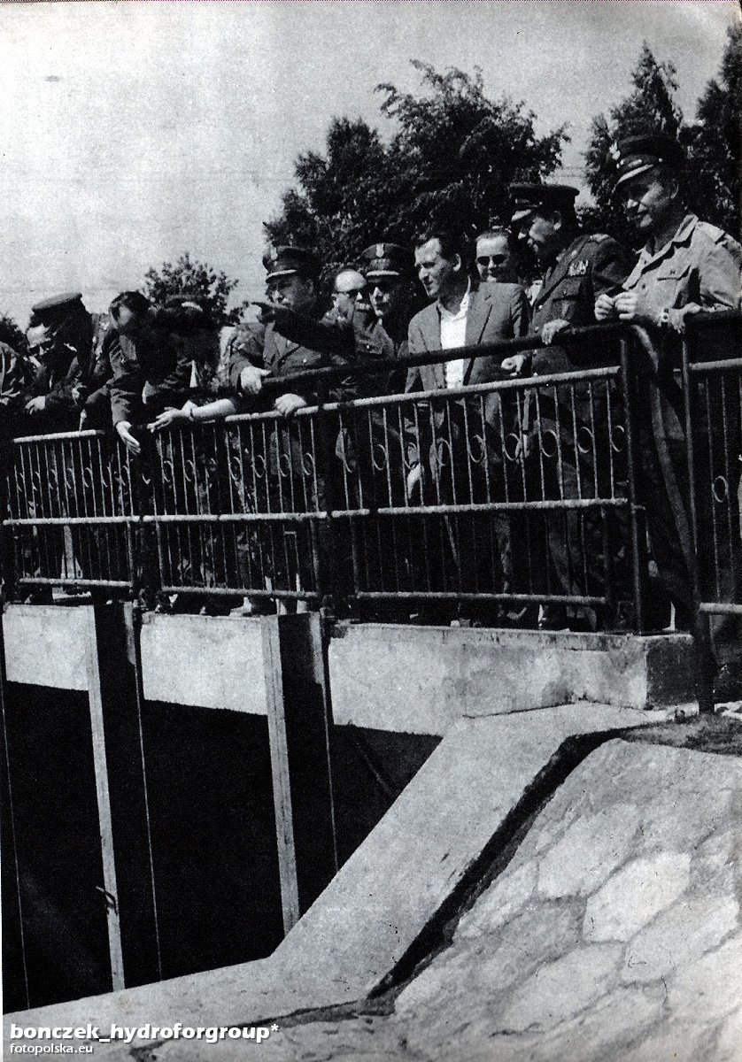 Lata 1961-1963 , Żołnierze WOP przy pracy nad budową...