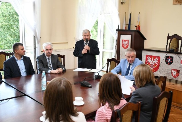 Starosta Jacek Kobyłka (z mikrofonem) przypomniał, że kamieniem milowym w sprawie stworzenia strefy i rozwoju ziemi miechowskiej był podpisany w 2019 roku list intencyjny