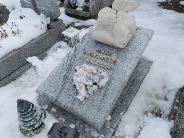 Julka spoczęła na cmentarzu parafialnym w Januszkowicach. Na pomniku jest jedna data - 31 grudnia 2011 roku. Data urodzin i śmierci.