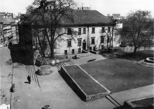 Tak plac Po Farze wyglądał w kwietniu 1970 r. w kadrze fotografa Tadeusza Ptasińskiego. Zdjęcie ze zbiorów Biura Miejskiego Konserwatora Zabytków.
