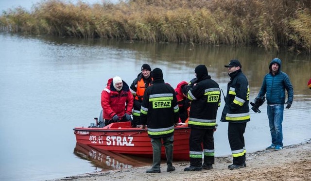 Dwie osoby wypadły z łódki na jeziorze Łąkosz. Do zdarzenia doszło w miejscowości Głodowo w powiecie świeckim.- Zgłoszenie dostaliśmy o godz. 16.30 - mówi mł. brygadier Mariusz Kwiatkowski z Komendy Wojewódzkiej Państwowej Straży Pożarnej w Toruniu. - Na miejsce wyruszyły już cztery zastępy strażaków, w tym Jednostka Ratownictwa Wodno-Nurkowego z Bydgoszczy.