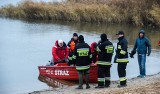 Akcja strażaków w powiecie świeckim. Dwie osoby wypadły z łódki na jeziorze Łąkosz