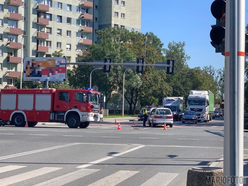 Wypadek radiowozu na skrzyżowaniu ulic Niemodlińskiej, Hallera i Wojska Polskiego w Opolu. Policjant zabrany do szpitala