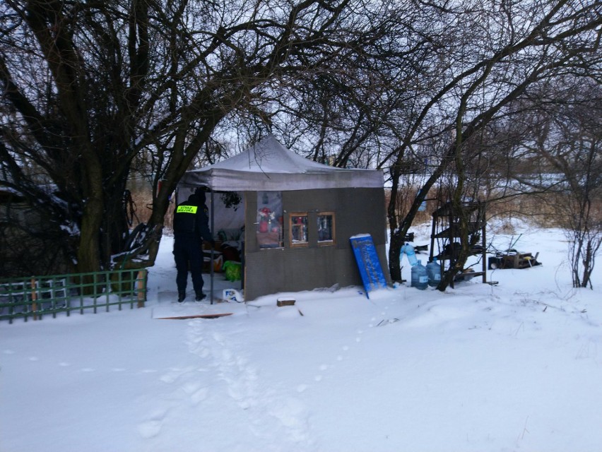 Poznańscy strażnicy miejscy regularnie sprawdzają miejsca, w...