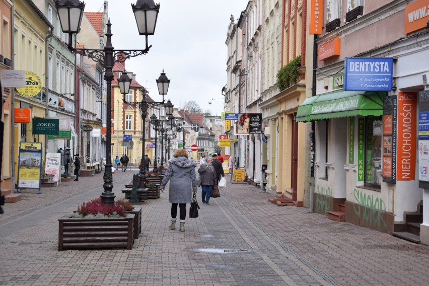 Rząd poluzował obostrzenia w regionach mniej dotkniętych...