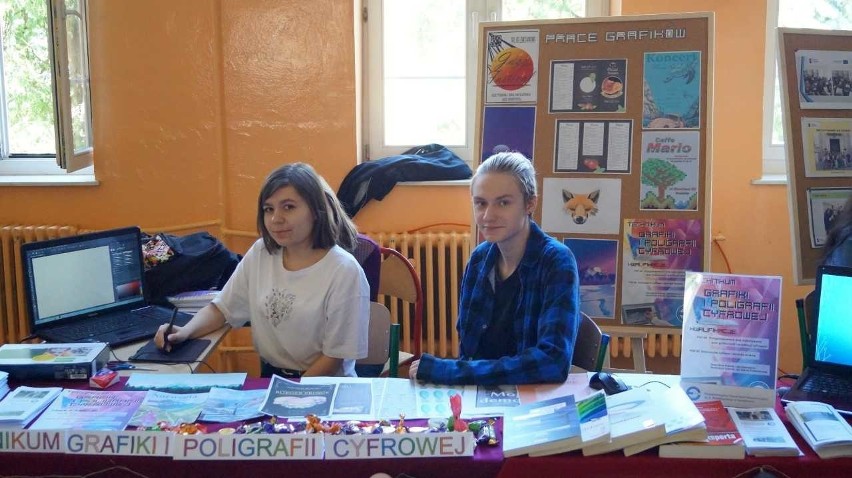 Tłumy gimnazjalistów i ośmioklasistów na dniach otwartych w sandomierskim „Ekonomiku”. Szkoła promowała się  pod hasłem „Bądź kreatywny”.