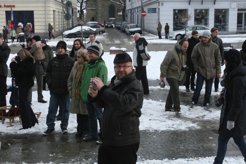 Nowy Sącz. Żołnierze na ulicach, ZOMO i koksowniki. Tak 12 lat temu przypomniano wprowadzenie stanu wojennego w 1981 roku [ZDJĘCIA]