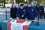 Marynarze Grupy Złotej R ze sztandarem. W Ustce odbyła się wyjątkowa uroczystość