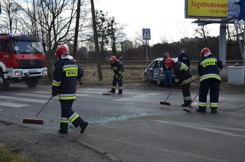 Wrocław: Wypadek na Balonowej. Jedno z aut dachowało (ZDJĘCIA)