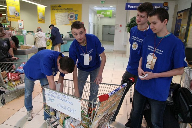 Wolontariusze z wasilkowskiego gimnazjum od piątku zbierają żywność. Jeszcze przed świętami dary trafią do najbardziej potrzebujących.