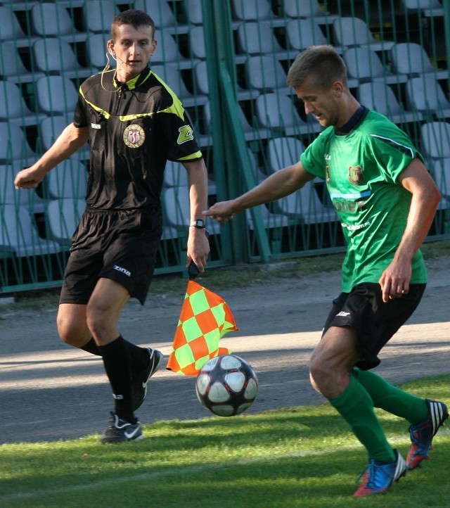 Mateusz Kantor (z piłką) i jego koledzy ze Stali Stalowa Wola wygrali wyjazdowy mecz z Wigrami Suwałki.