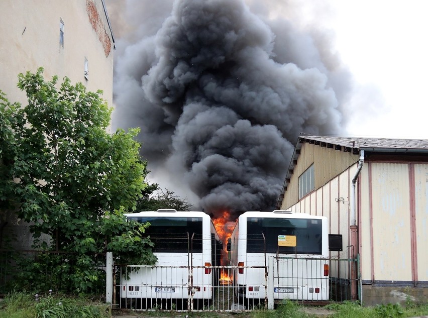 Dym nad Szczecinem. Pożar przy ul. Heyki [ZDJĘCIA]