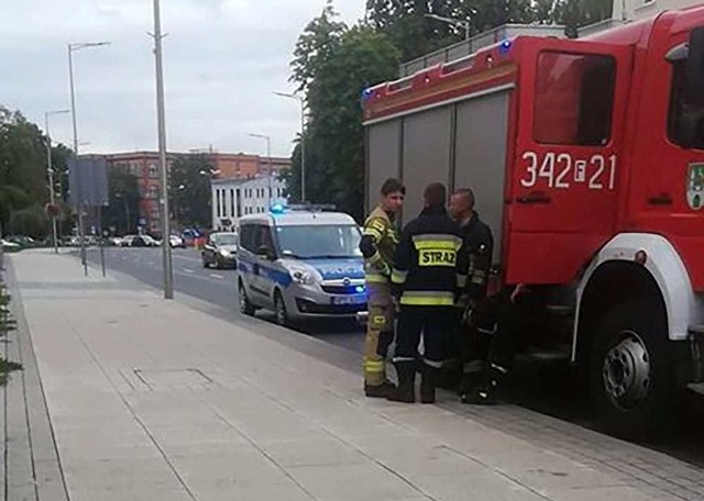 Strażacy zostali wezwani od mieszkania przy ul. Westerplatte po godz. 16.00. Pomogli policjantom wejść do mieszkania kobiety, z którą nie było kontaktu od soboty.
