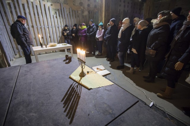 Zwiedzanie synagogi z Damianem "Amonem" Rączką to zawsze interesujące wydarzenie. 13 maja, w Europejską Noc Muzeów, będą aż 4 okazje do nadrobienia zaległości