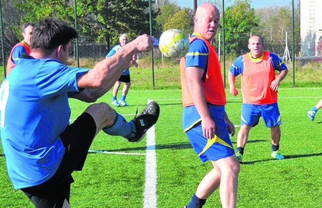 Mecze rozegrano w sportowej atmosferze i mimo ostrej walki między samorządowcami nie odnotowano żadnej kontuzji .