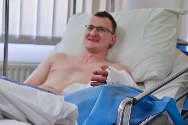 32-letni Piotr z Zamościa urodził się bez lewej dłoni. Lekarze ze szpitala przy ul. Borowskiej we Wrocławiu dokonali udanego przeszczepu. To pierwsza taka operacja na świecie