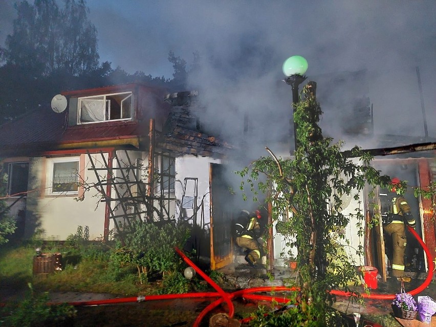 Pożar przy ul. Łowickiej w Gdańsku. Z ogniem walczy 24 strażaków. Pali się dom jednorodzinny i budynki gospodarcze