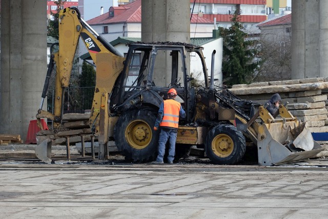 W sobotę, tuż po godz. 4, podlascy strażacy otrzymali sygnał o pożarze przy ulicy Wiatrakowej w Białymstoku. Zobacz też: Białystok. Pożar koparki przy ul. Krakowskiej. Na placu budowy zapaliła się koparka