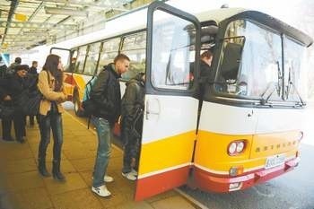 Dziennie głubczycki PKS obsługuje około 600 kursów.  Oprócz powiatu głubczyckiego, autobusy docierają też do Opola i Wrocławia. (fot. Daniel Polak)