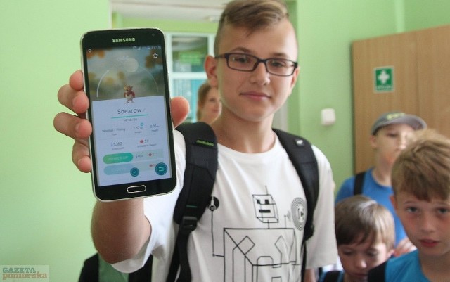 Alan pokazuje złapanego pokemona