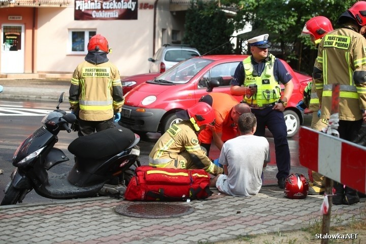 Stalowa Wola. Wypadek na ulicy Mickiewicza. Dwie osoby ranne w zderzeniu skutera z samochodem (ZDJĘCIA)