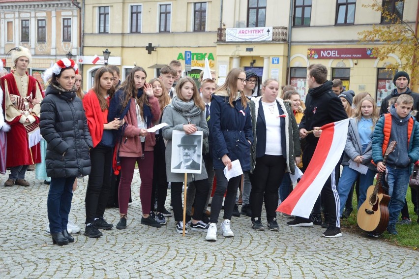 Patriotyczny marsz uczniów szkół pijarskich w Łowiczu [ZDJĘCIA]