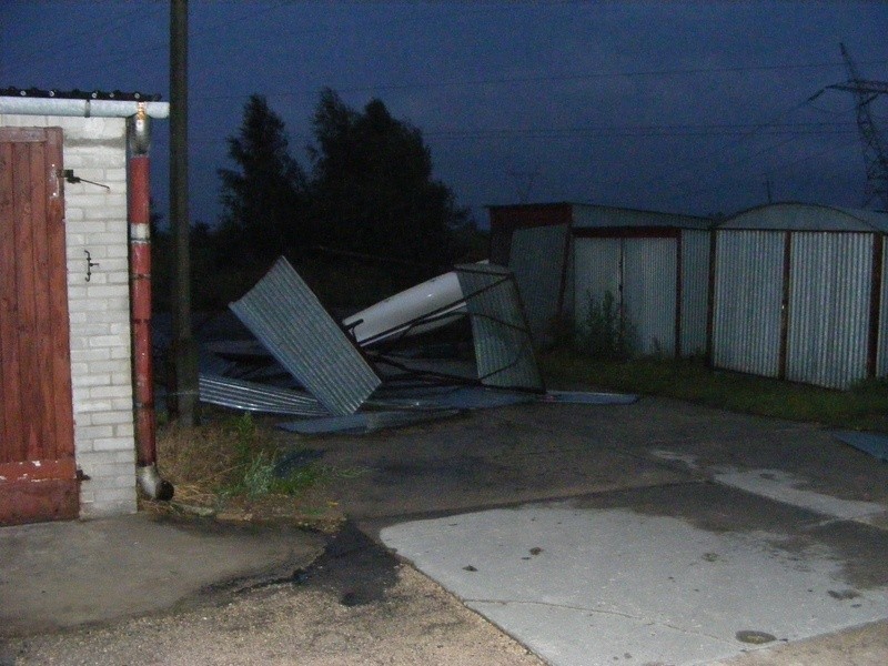 Zniszczone metalowe garaże przy ulicy Słonecznej.