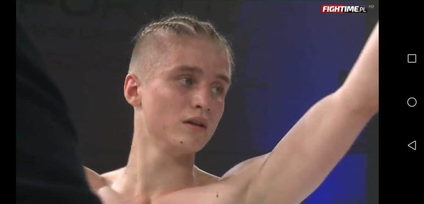 Adrian Gunia wygrał swoją pierwszą zawodową walkę kickbokserską!