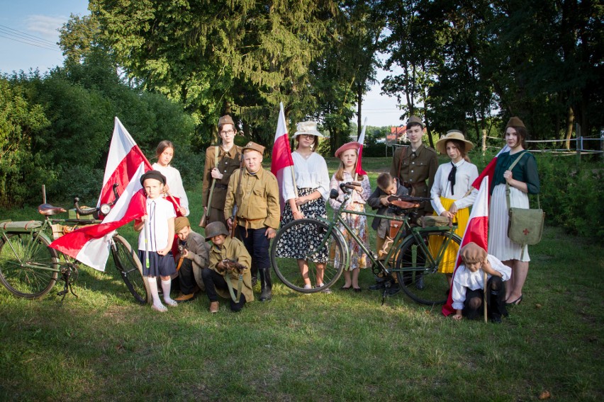 Dzieci w historycznych strojach odtworzyły czasy wojny. To była żywa lekcja historii! Biblioteka w Poświętnem podsumowała projekt