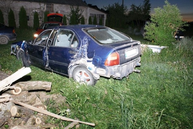 Także od 36-latka była wyraźnie wyczuwalna woń alkoholu. Po zbadaniu stanu trzeźwości obu mężczyzn okazało się, że 24-latek miał niemal 2,5 promila alkoholu w organizmie, a 36- latek blisko 1,4 promila. W związku z tym, że żaden z mężczyzn nie przyznawał się do kierowania pojazdem, to obaj spędzili noc w policyjnym areszcie. Wczoraj 24- latek przyznał się do kierowania pojazdem pod wpływem alkoholu i spowodowania kolizji drogowej. Teraz za swój czyn odpowie przed sądem. Grozi mu kara nawet do 2 lat pozbawienia wolności.