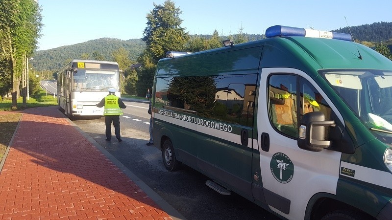 Inspektorzy badali stan techniczny szkolnych autobusów