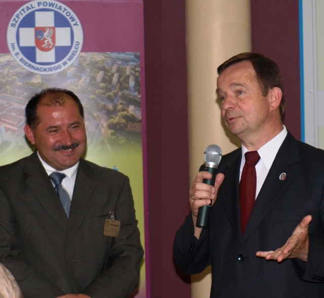 Leszek Kołacz, dyr. szpitala w Mielcu docenia wysiłki senatora Władysława Ortyla (z prawej) przy projekcie informatyzacji szpitala. Powody do radości mają też pacjenci.